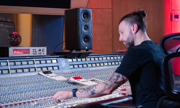 Природне прослуховування iLoud Precision MTM MKII з конкурентами