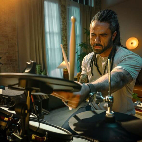 Барабанщик играет на ALESIS NITRO ULTIMATE KIT в домашних условиях