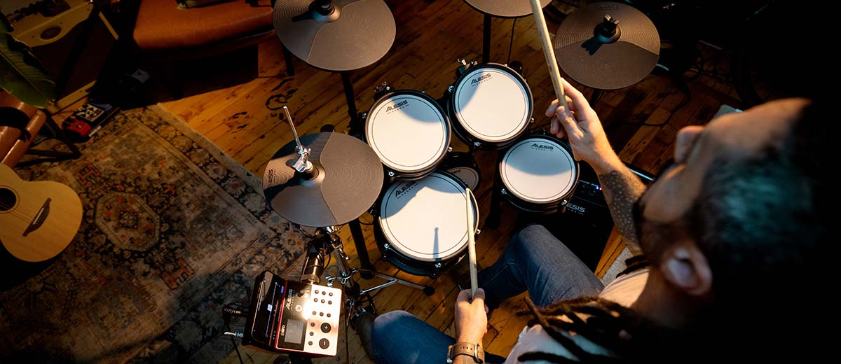 ALESIS NITRO ULTIMATE KIT - электронная ударная установка во время игры сверху