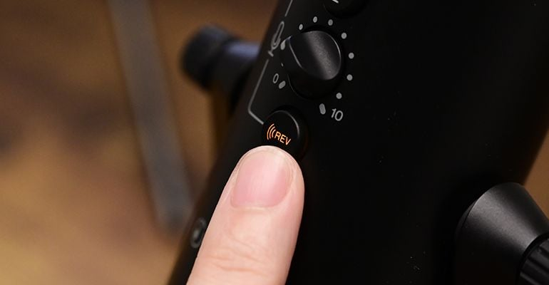 Кнопка реверберації та регулювання звуку на YAMAHA AG01