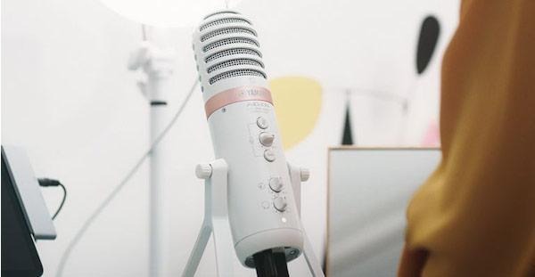 Конденсаторный микрофон YAMAHA AG01 крупным планом