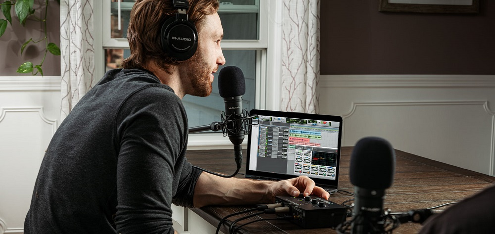 Запис подкасту з M-Audio M-Track Duo, мікрофоном і ноутбуком