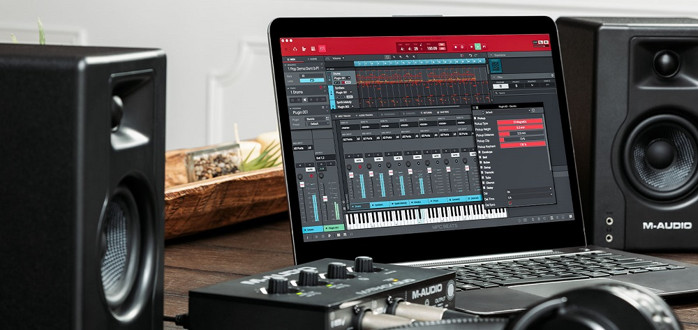 Робоча станція MPC Beats на ноутбуці біля M-Track Duo та студійних моніторів