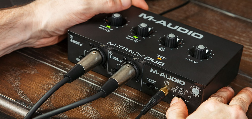 Регулятори гейну і перемикач USB/Direct на панелі M-Track Duo з підключеними XLR-кабелями