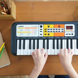 Крупний план міні-клавіш HQ mini на клавіатурі Yamaha PSS-F30