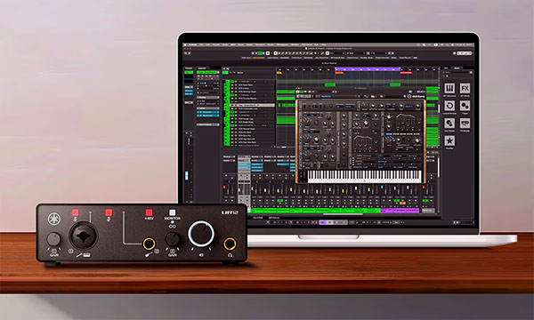 Чорний аудіоінтерфейс Yamaha UR22 MK3 поруч із ноутбуком з відкритим Cubase